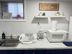 Køleskab, mikrobølgeovn, kaffe-/temaskine, brødrister