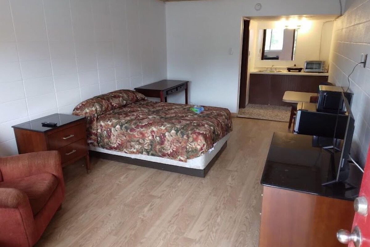 Basic Single Room | Laptop workspace, WiFi (free), bed sheets