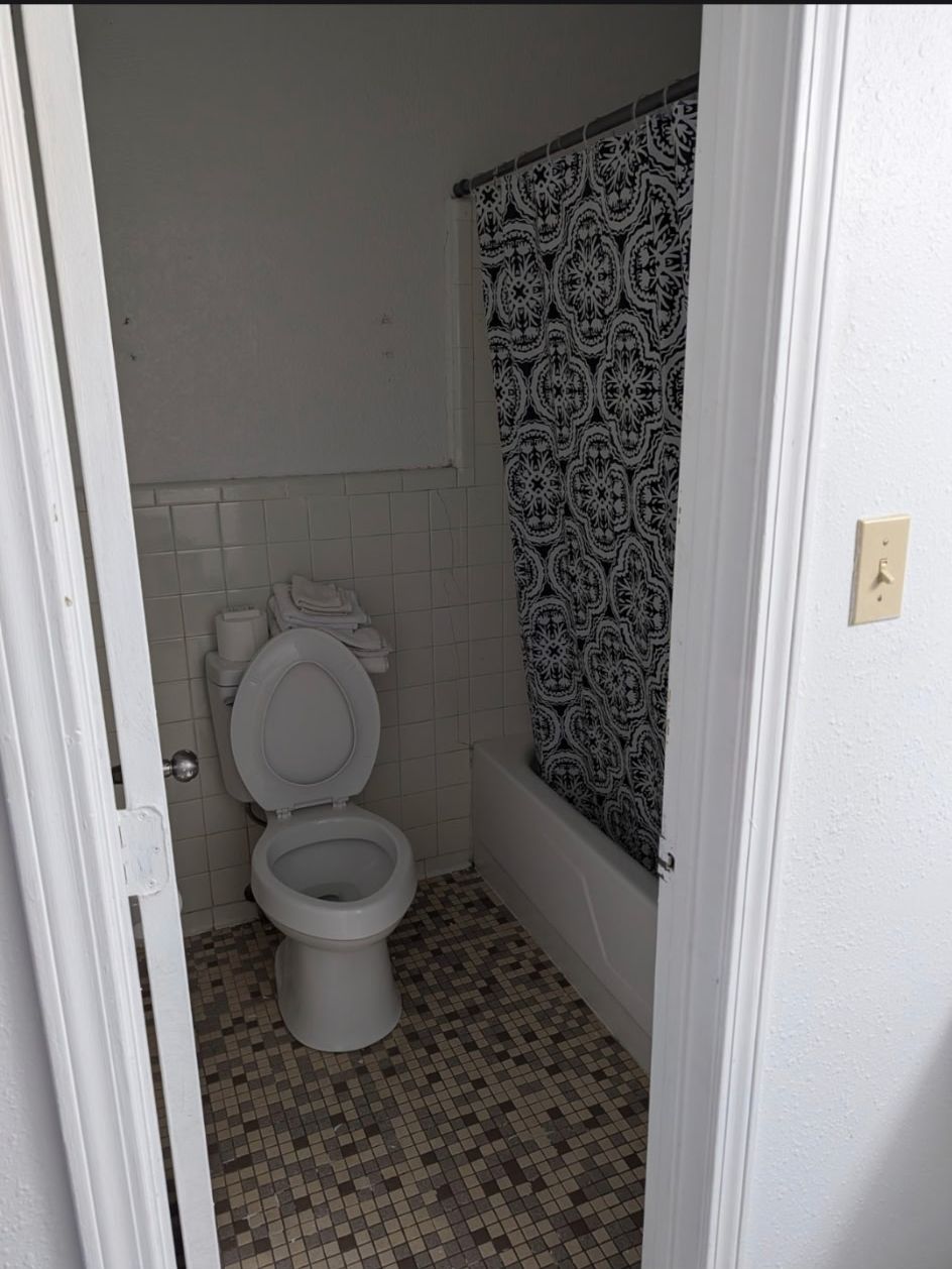 Basic Single Room | Bathroom | Towels