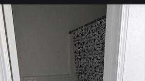 Basic Single Room | Bathroom | Towels - St Robert Towne And Village (St. Robert)