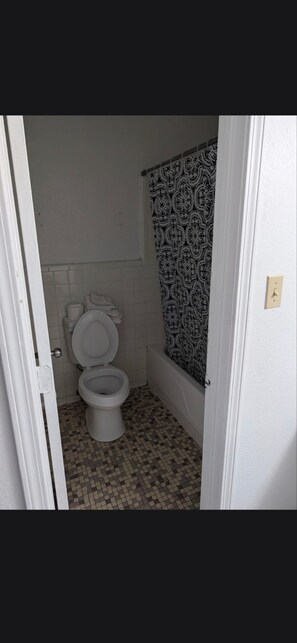 Basic Single Room | Bathroom | Towels - St Robert Towne And Village (St. Robert)