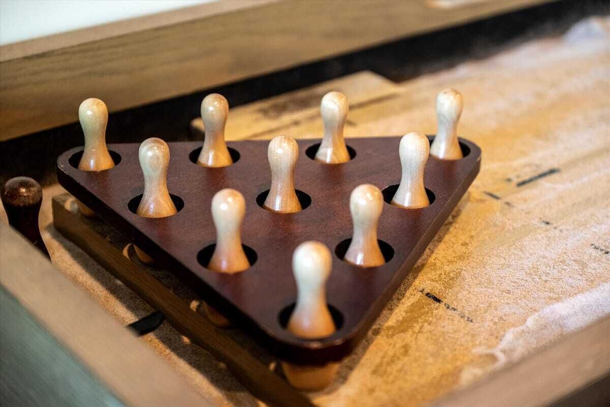Un vassoio metallico con tasselli di legno, probabilmente utilizzato per sostenere oggetti.