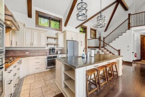 Mikrobølgeovn, ovn, kokeplater og oppvaskmaskin