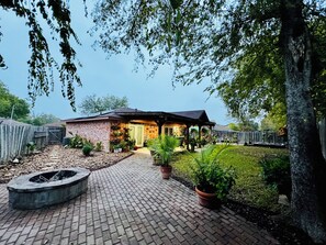 Exterior - Charming Private Master Room with self entrance and self  check-in/out (San Antonio)