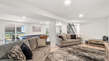 Una Smart TV, una chimenea