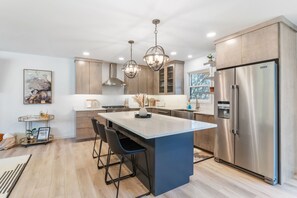 Microondas, horno, placa de cocina y lavavajillas