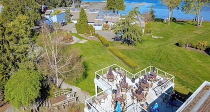 A newly renovated studio w/a kitchenette and 2 beds @ the Pacific Shores Resort