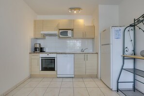 Kjøleskap, mikrobølgeovn, ovn og oppvaskmaskin