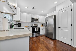 Four à micro-ondes, un four, surface de cuisson, lave-vaisselle