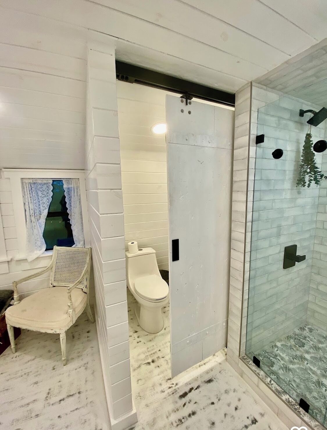 Sèche-cheveux, serviettes fournies, savon, shampoing