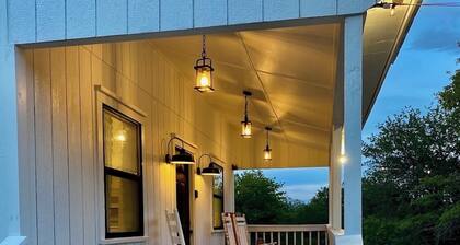 Little White Barn - Private 20 Acre Escape w/ Pond