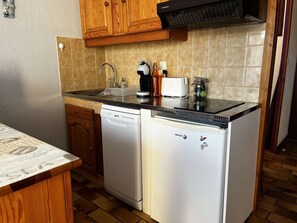 Kylskåp, mikrovågsugn, diskmaskin och brödrost
