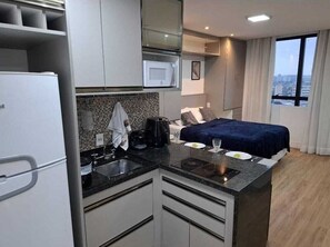 Refrigerador, microondas, parrilla de estufa y cafetera y tetera 