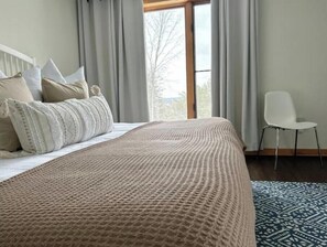 6 bedrooms, WiFi, bed sheets