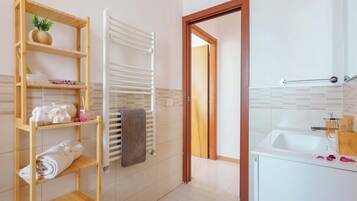 Secador de pelo, toallas, jabón y champú