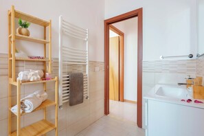 吹风机、毛巾、肥皂、洗发水