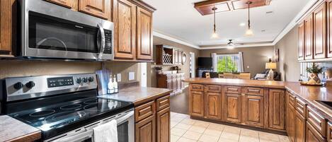 Frigorífico, microondas, horno y placa de cocina