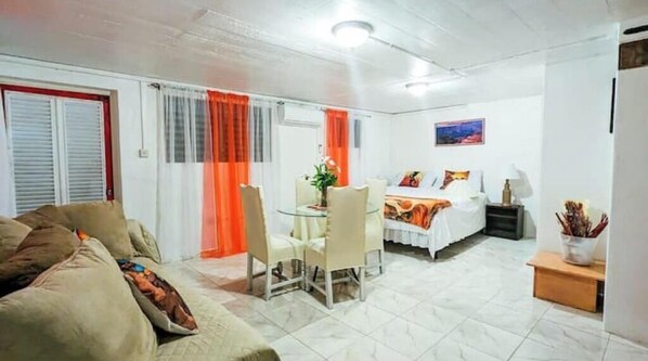 1 chambre, fer et planche à repasser, Wi-Fi gratuit, draps fournis
