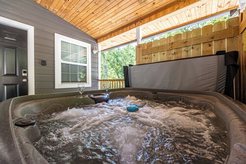 PRIVATE! 2 Miles To PF! Charming 4BR Farmhouse w/Hot Tub, PT, Fire Pit & VIEWS!