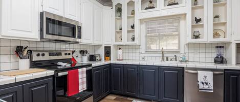 冰箱、微波炉、烤箱、炉灶