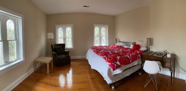 1 bedroom, desk, travel crib, WiFi