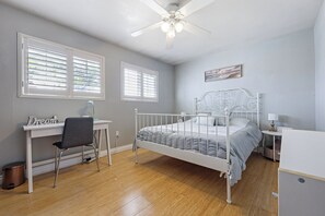 3 quartos, escrivaninha, ferros/tábuas de passar roupa, berço de viagem