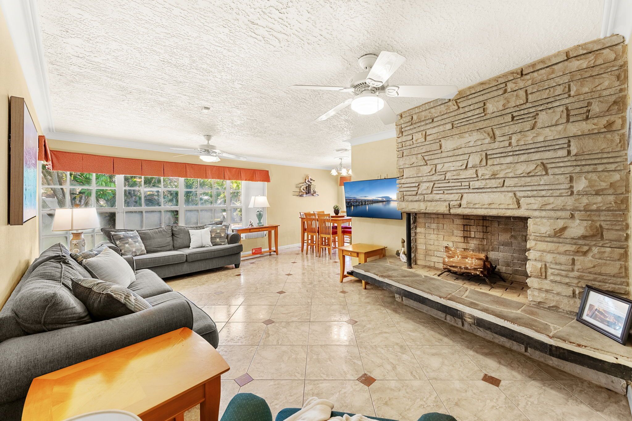 Stunning Beachside Retreat Family House - One Block Walk From The Beach ️ - Cocoa Beach, FL