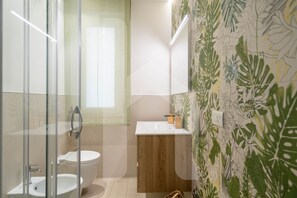 Regadera, secadora de cabello, bidet, toallas 