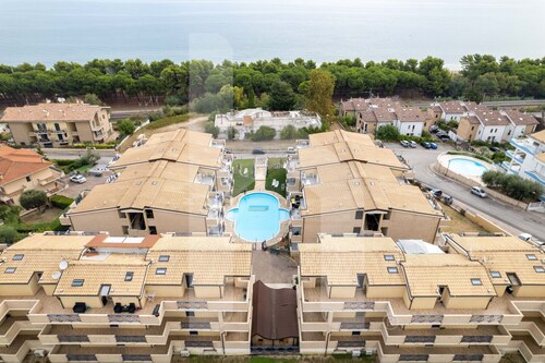 Homiday - Green Bay Village, Three Bedroom A10