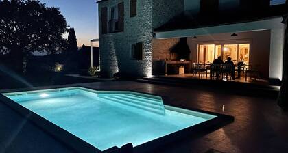 NEW - SPRING OFFER: Secluded 4-bedroom villa with heated pool