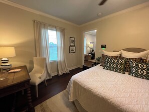 3 habitaciones, escritorio y tabla de planchar con plancha 