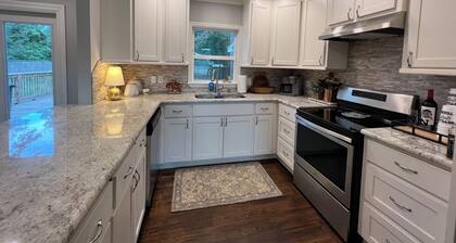 Stylish 3BR in Garden District near parks, river views, Neville High, and ULM.