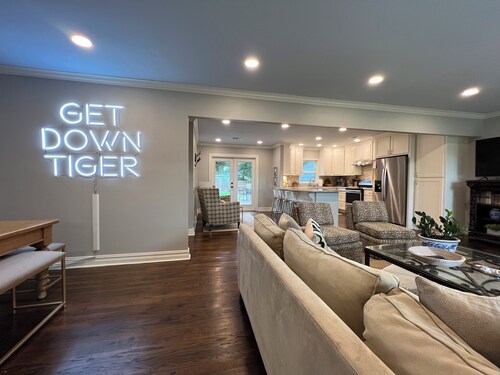 Stylish 3BR in Garden District near parks, river views, Neville High, and ULM.