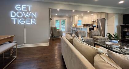 Stylish 3BR in Garden District near parks, river views, Neville High, and ULM.