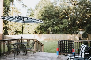 Outdoor dining - Stylish 3BR in Garden District near parks, river views, Neville High, and ULM. (Monroe)