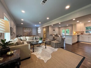 Smart TV, fireplace, books - Stylish 3BR in Garden District near parks, river views, Neville High, and ULM. (Monroe)