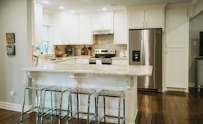 Fridge, microwave, oven, stovetop - Stylish 3BR in Garden District near parks, river views, Neville High, and ULM. (Monroe)