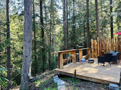 Island paradise with private hot tub -- pet friendly & breakfast included!