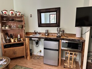 Réfrigérateur, micro-ondes, cafetière/bouilloire, bouilloire électrique