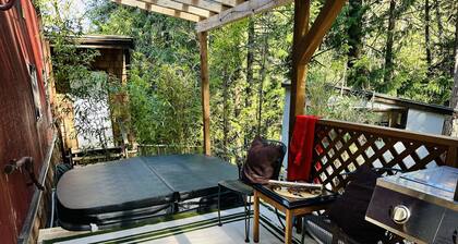 Island paradise with private hot tub -- pet friendly & breakfast included!