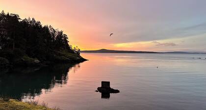 Island paradise with private hot tub -- pet friendly & breakfast included!