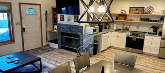 3BR Dog Friendly Townhome between Ski Resort and Downtown