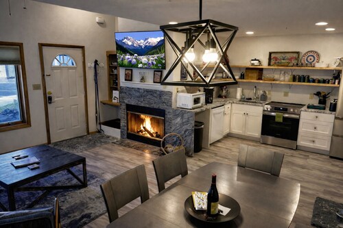 3BR Dog Friendly Townhome between Ski Resort and Downtown