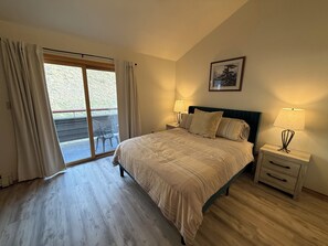 3 多间卧室、办公桌、免费 WiFi、床单