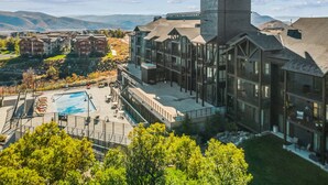 A modern hotel with a large pool, a ski lift, and mountain views. - Luxury 1BR Condo at The Mason, AC, Jordanelle, Pool & Hot Tub Access (Heber City)