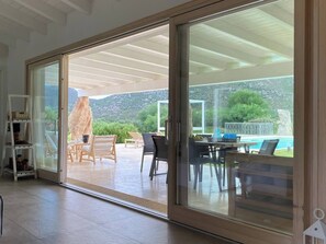 تناول الطعام بالخارج