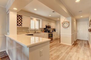 冷蔵庫、電子レンジ、オーブン、コンロ