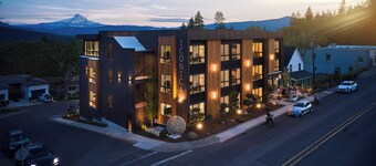 Penthouse studio suite, downtown White Salmon, suite 15