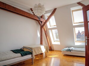 3 habitaciones, tabla de planchar con plancha y cuna de viaje