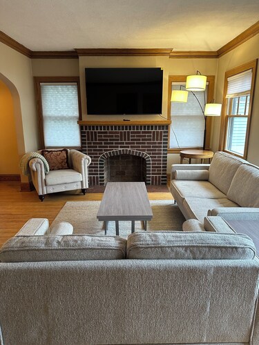 Charming 2-bedroom apartment with AC, WiFi in welcoming Saint Paul